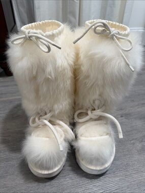 UGG Chalet boots, cream colored, worn twice in the snow size 8
